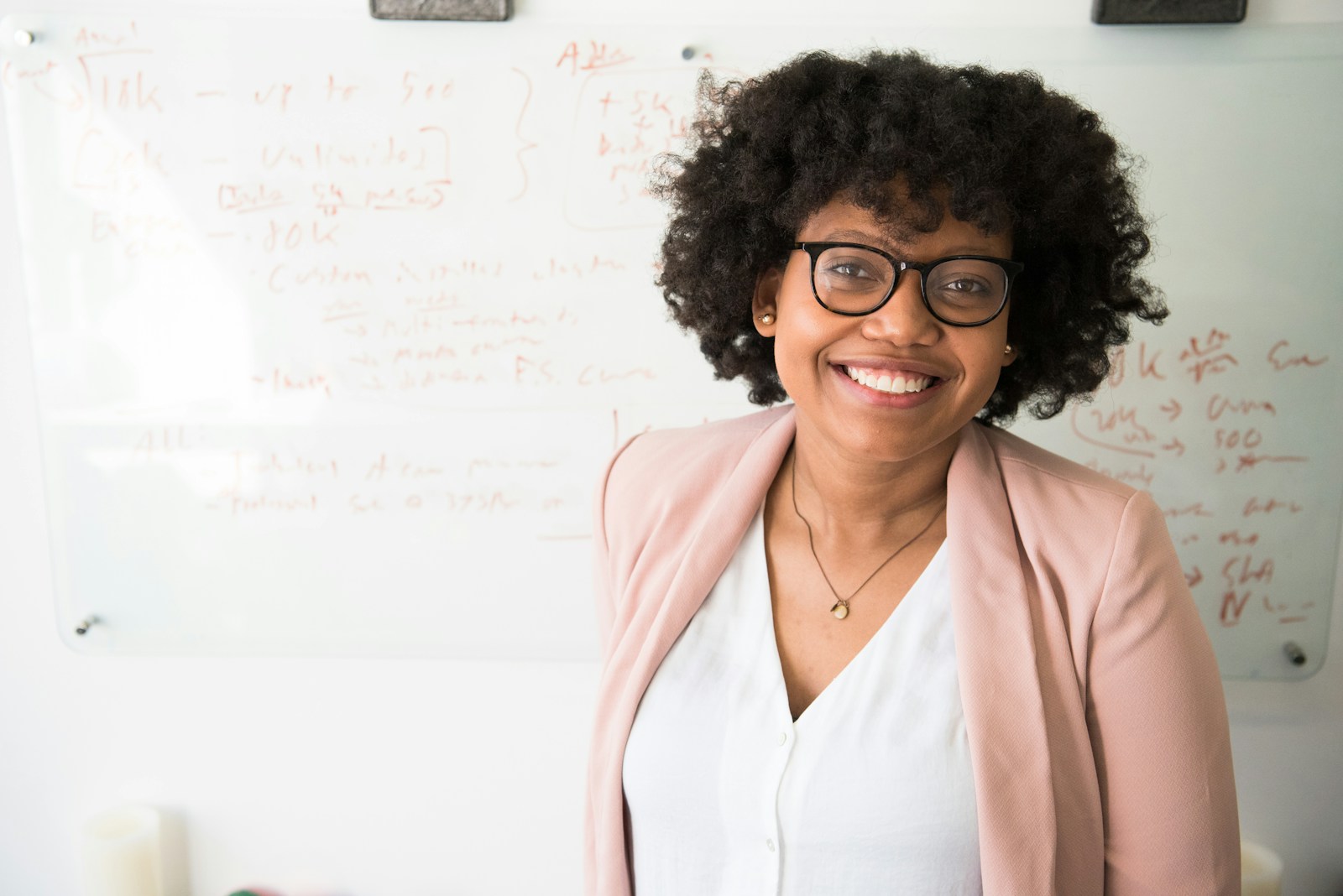 Coupe de cheveux femme 50 ans avec des lunettes : Révélez votre beauté unique !